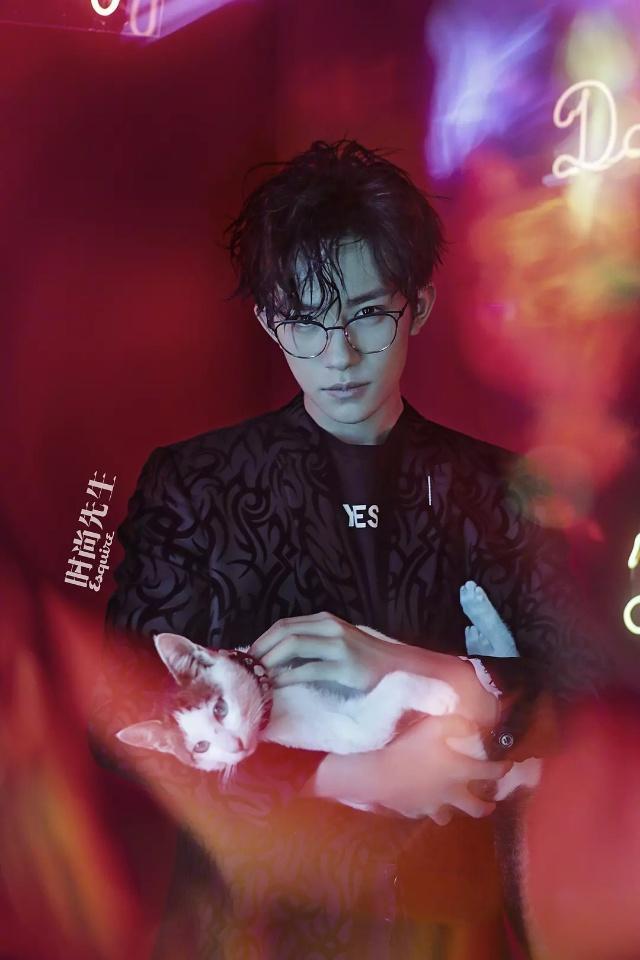 易烊千玺最新写真照，时尚魅力的多维展现