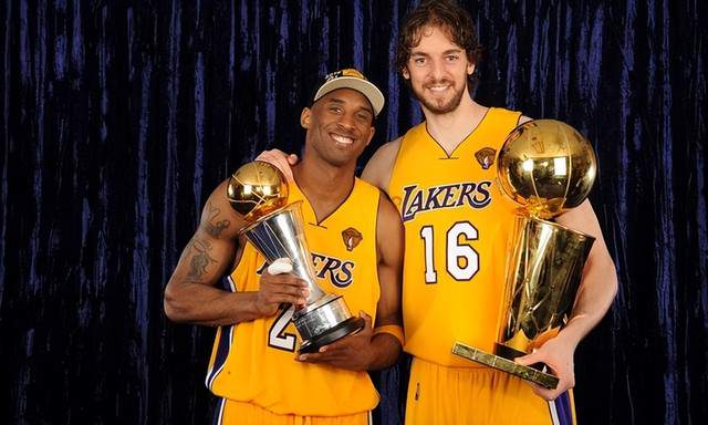 NBA湖人队最新动态，赛场激战与家的温馨故事，篮球友情展现无遗