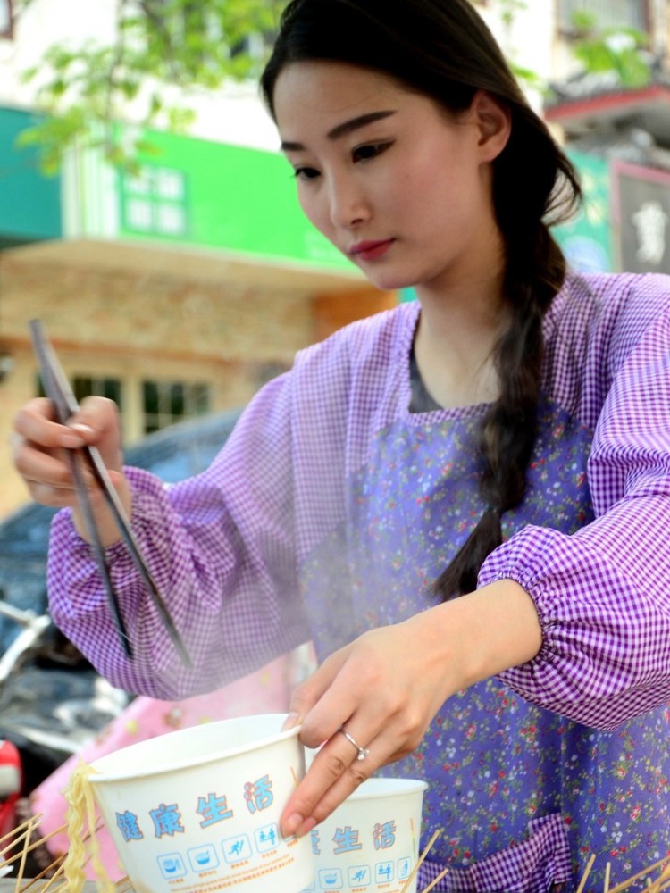 赵颖最新发现，小巷中的美食秘境
