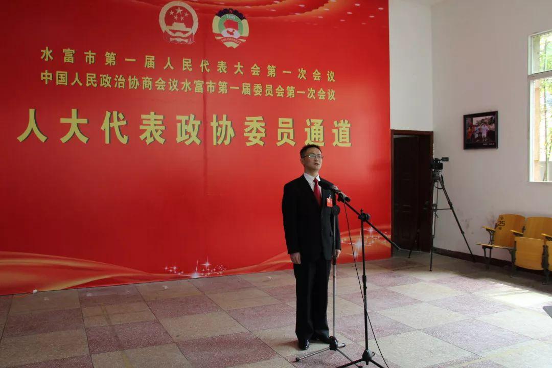 最新一期有报天天读，新闻热点一网打尽！